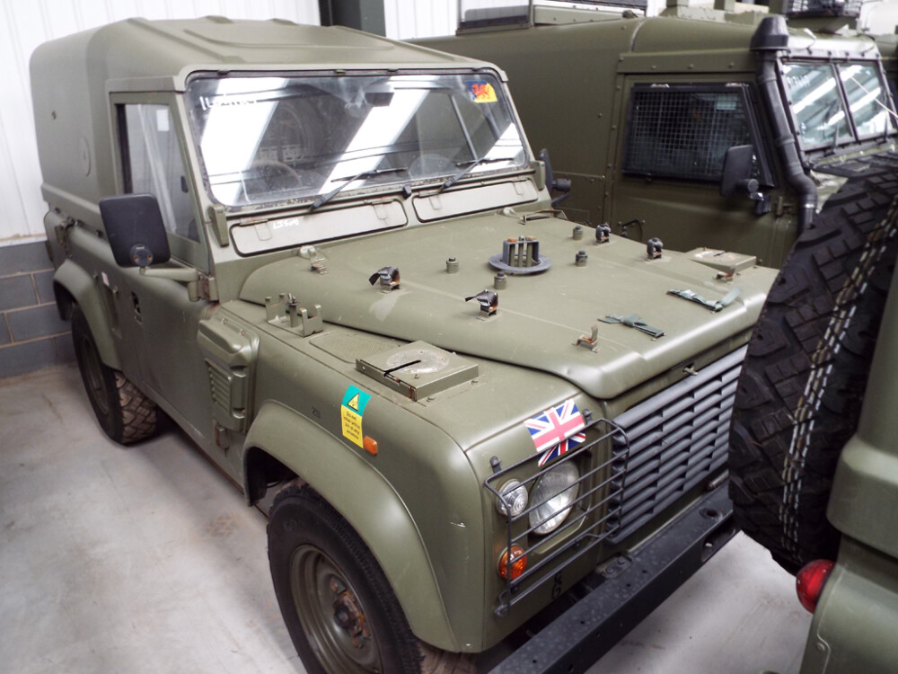 Land Rover Defender 90 Wolf RHD Hard Top (Remus)